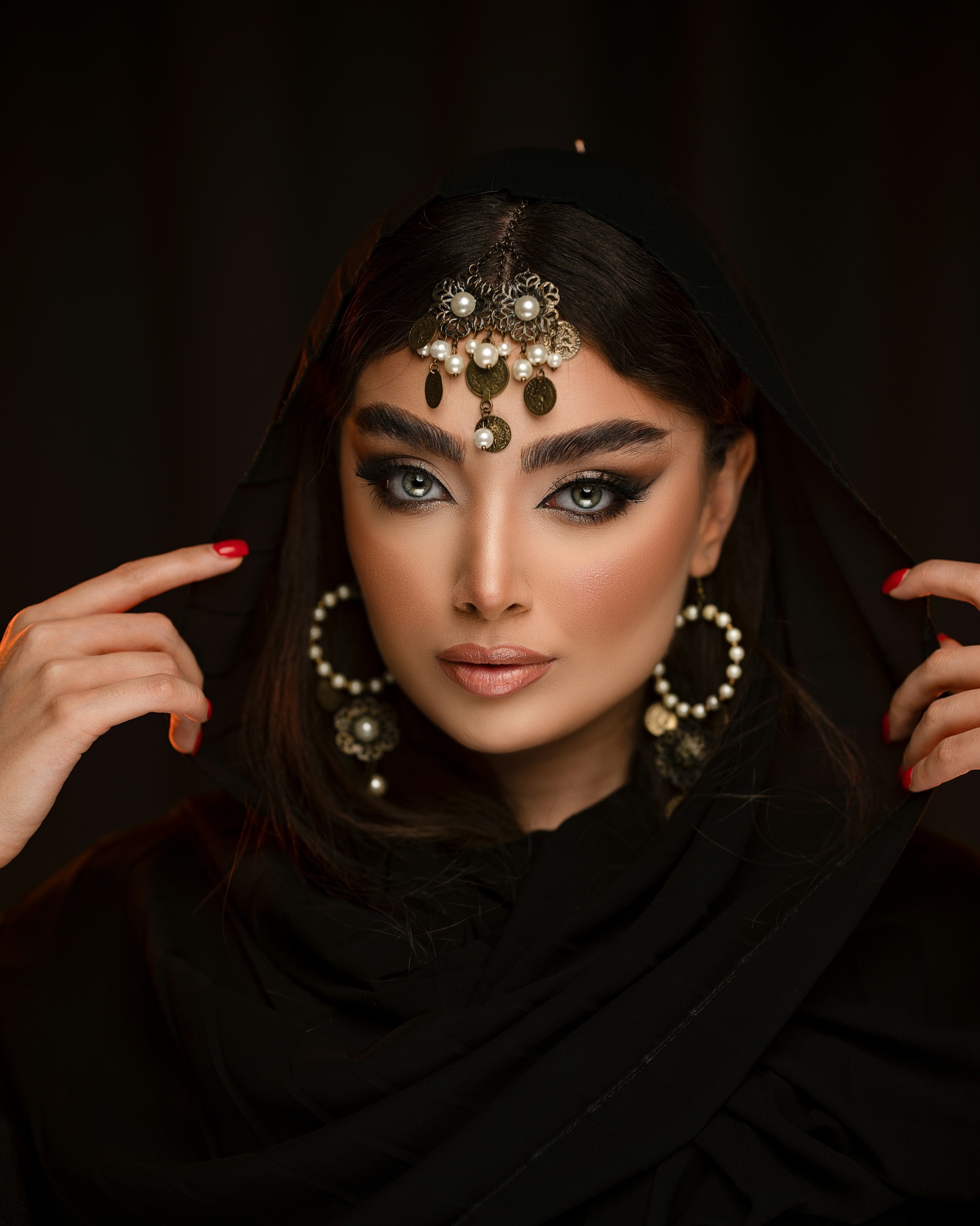 Retrato de mulher com véu preto e acessórios dourados